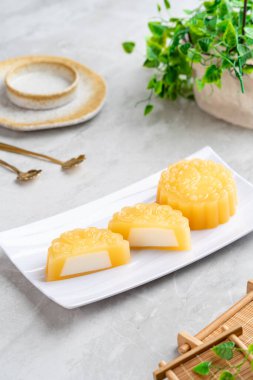 Ay çöreği geleneksel olarak sonbahar ortası festivalinde yenen bir Çin pastanesidir..