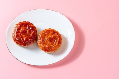 Ay çöreği geleneksel olarak sonbahar ortası festivalinde yenen bir Çin pastanesidir..