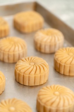 Ay çöreği yapma süreci. Ay çöreği geleneksel olarak sonbahar ortası festivalinde yenen bir Çin pastanesidir..