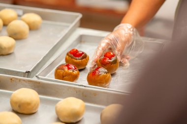 Ay çöreği yapma süreci. Ay çöreği geleneksel olarak sonbahar ortası festivalinde yenen bir Çin pastanesidir..