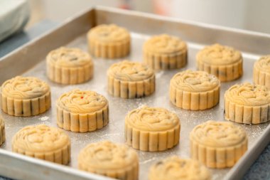 Ay çöreği yapma süreci. Ay çöreği geleneksel olarak sonbahar ortası festivalinde yenen bir Çin pastanesidir..