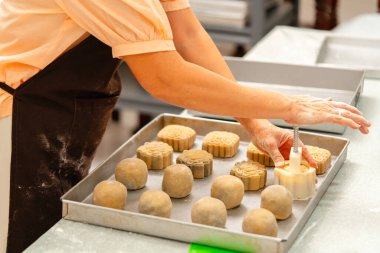 Ay çöreği yapma süreci. Ay çöreği geleneksel olarak sonbahar ortası festivalinde yenen bir Çin pastanesidir..
