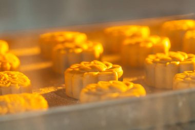 Ay çöreği yapma süreci. Ay çöreği geleneksel olarak sonbahar ortası festivalinde yenen bir Çin pastanesidir..