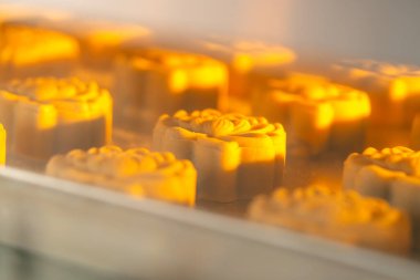 Ay çöreği yapma süreci. Ay çöreği geleneksel olarak sonbahar ortası festivalinde yenen bir Çin pastanesidir..