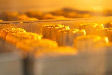 Ay çöreği yapma süreci. Ay çöreği geleneksel olarak sonbahar ortası festivalinde yenen bir Çin pastanesidir..