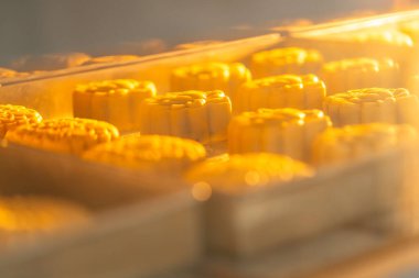 Ay çöreği yapma süreci. Ay çöreği geleneksel olarak sonbahar ortası festivalinde yenen bir Çin pastanesidir..