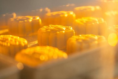 Ay çöreği yapma süreci. Ay çöreği geleneksel olarak sonbahar ortası festivalinde yenen bir Çin pastanesidir..