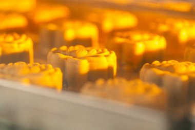 Ay çöreği yapma süreci. Ay çöreği geleneksel olarak sonbahar ortası festivalinde yenen bir Çin pastanesidir..