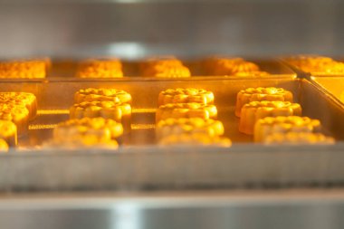 Ay çöreği yapma süreci. Ay çöreği geleneksel olarak sonbahar ortası festivalinde yenen bir Çin pastanesidir..