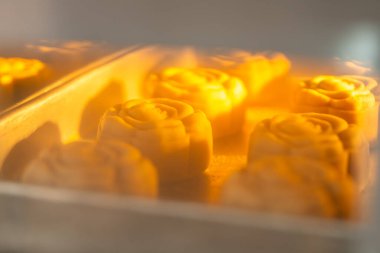 Ay çöreği yapma süreci. Ay çöreği geleneksel olarak sonbahar ortası festivalinde yenen bir Çin pastanesidir..