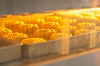 Ay çöreği yapma süreci. Ay çöreği geleneksel olarak sonbahar ortası festivalinde yenen bir Çin pastanesidir..