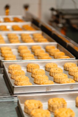 Ay çöreği yapma süreci. Ay çöreği geleneksel olarak sonbahar ortası festivalinde yenen bir Çin pastanesidir..