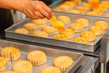 Ay çöreği yapma süreci. Ay çöreği geleneksel olarak sonbahar ortası festivalinde yenen bir Çin pastanesidir..