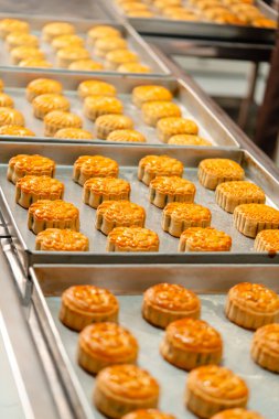 Ay çöreği yapma süreci. Ay çöreği geleneksel olarak sonbahar ortası festivalinde yenen bir Çin pastanesidir..