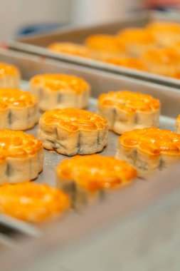 Ay çöreği yapma süreci. Ay çöreği geleneksel olarak sonbahar ortası festivalinde yenen bir Çin pastanesidir..