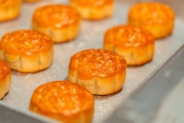 Ay çöreği yapma süreci. Ay çöreği geleneksel olarak sonbahar ortası festivalinde yenen bir Çin pastanesidir..