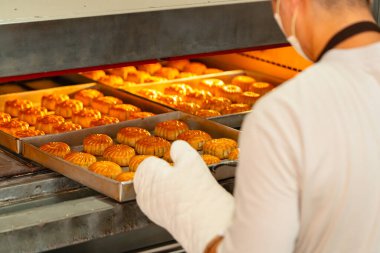 Ay çöreği yapma süreci. Ay çöreği geleneksel olarak sonbahar ortası festivalinde yenen bir Çin pastanesidir..