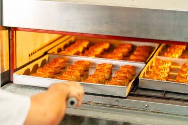 Ay çöreği yapma süreci. Ay çöreği geleneksel olarak sonbahar ortası festivalinde yenen bir Çin pastanesidir..