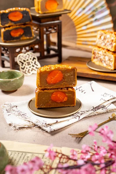 Ay çöreği, genellikle Doğu ve Güneydoğu Asya 'nın en büyük kültürel kutlamalarından biri olan Sonbahar Festivali sırasında yenen ve hediye edilen geleneksel bir Çin hamur işidir.