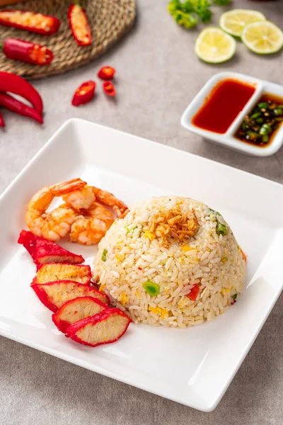 Yangzhou kızarmış pilavı popüler bir Çin usulü kızarmış pirinç tabağıdır. Asya Çin Çin mutfağı. Hakiki Yangzhou usulü kızarmış pirinç, yumurta, taze karides ve kızarmış domuz eti..