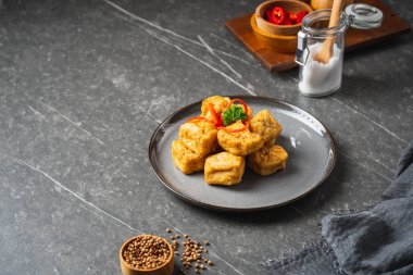 Çıtır tuzlu ve biberli Tofu, Tahu Cabe Garam. vejetaryen sağlıklı yemek