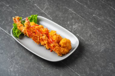 Kızarmış karides. Ekmek kırıntılı kızarmış karides.