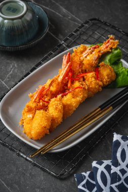 Kızarmış karides. Ekmek kırıntılı kızarmış karides.