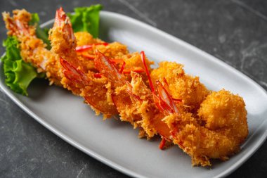 Kızarmış karides. Ekmek kırıntılı kızarmış karides.