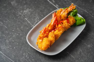 Kızarmış karides. Ekmek kırıntılı kızarmış karides.