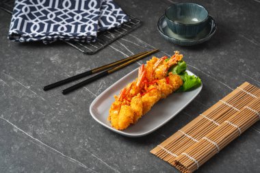 Kızarmış karides. Ekmek kırıntılı kızarmış karides.