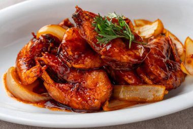 Tereyağı soslu karides (Endonezya: udang saus mentega)