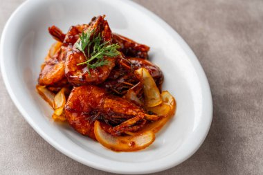 Tereyağı soslu karides (Endonezya: udang saus mentega)