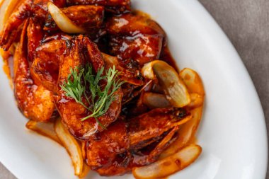 Tereyağı soslu karides (Endonezya: udang saus mentega)