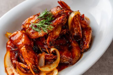 Tereyağı soslu karides (Endonezya: udang saus mentega)