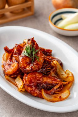 Tereyağı soslu karides (Endonezya: udang saus mentega)