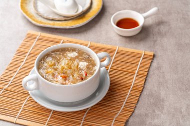 Köpekbalığı yüzgeci çorbası (Endonezya: Sirip Ikan Hiu) Çin mutfağında genellikle düğün ve ziyafet gibi özel günlerde servis edilen popüler bir çorbadır..