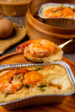 Yumurta ve karidesli buhar yumurtası. Yumurtaların yaptığı buharda yumurta omlet için kullanılanla aynı kıvama gelir ve sonra buharda pişirilir..