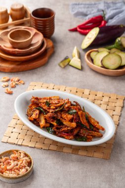 Terong Goreng ya da kurutulmuş karides ve samballı kızarmış patlıcan..