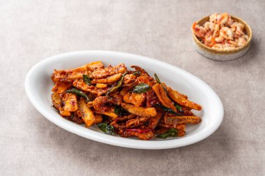 Terong Goreng ya da kurutulmuş karides ve samballı kızarmış patlıcan..