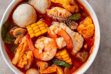 Karides çorbası kasesi, Tom yum veya Tom yer elması genellikle karidesle pişirilen sıcak ve ekşi Tayland çorbası türüdür.)