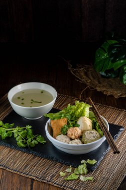 Yong tau foo, yong tau fu veya Liong Tahu. Hakka Çin mutfağı öncelikli olarak soya peyniri ve et karışımı ya da balık ezmesinden oluşur..