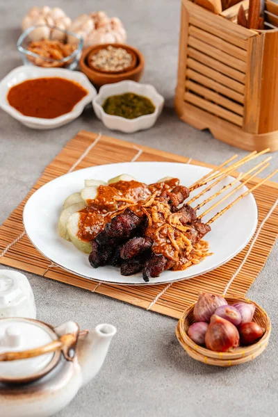 Pork Satay ya da Sate Babi. Pork Satay, fıstık sosu ve bir dilim lontong veya ketupat ile servis edilir.)
