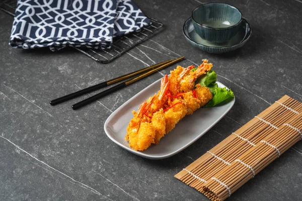 Kızarmış karides. Ekmek kırıntılı kızarmış karides.