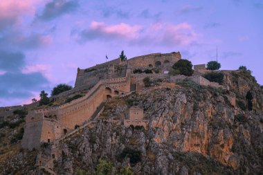 Yunanistan 'ın Nafplio kentinde altın saatinde Palamidi kalesinin manzarası