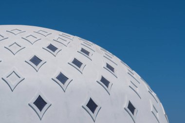 Mavi gökyüzü arkaplanı ve yıldız desenli bir binanın çatısı