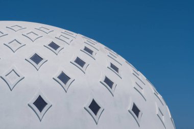 Mavi gökyüzü arkaplanı ve yıldız desenli bir binanın çatısı