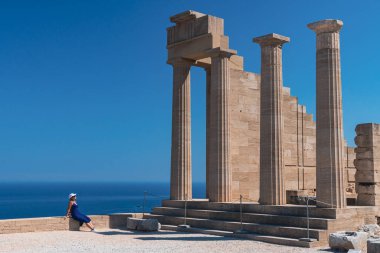 Rodos Adası - Yunanistan 'da Lindos akropolüne hayran bir kadın
