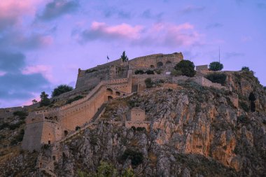 Yunanistan 'ın Nafplio kentinde altın saatinde Palamidi kalesinin manzarası