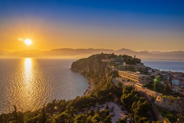 Yunanistan 'ın Nafplio kentindeki Palamidis kalesinden Argoliç körfezinin gün batımı manzarası