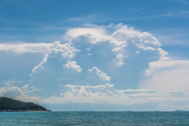 Denizin üzerinde güzel bulutlar